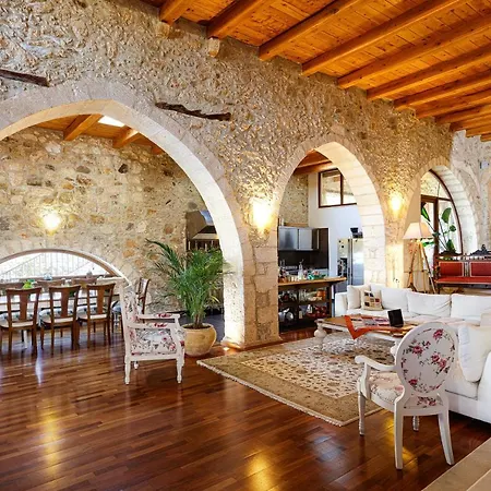 Candice - Luxurious And Historic With Sea View