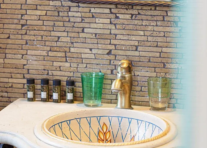 Candice - Luxurious And Historic With Sea View Вілла *